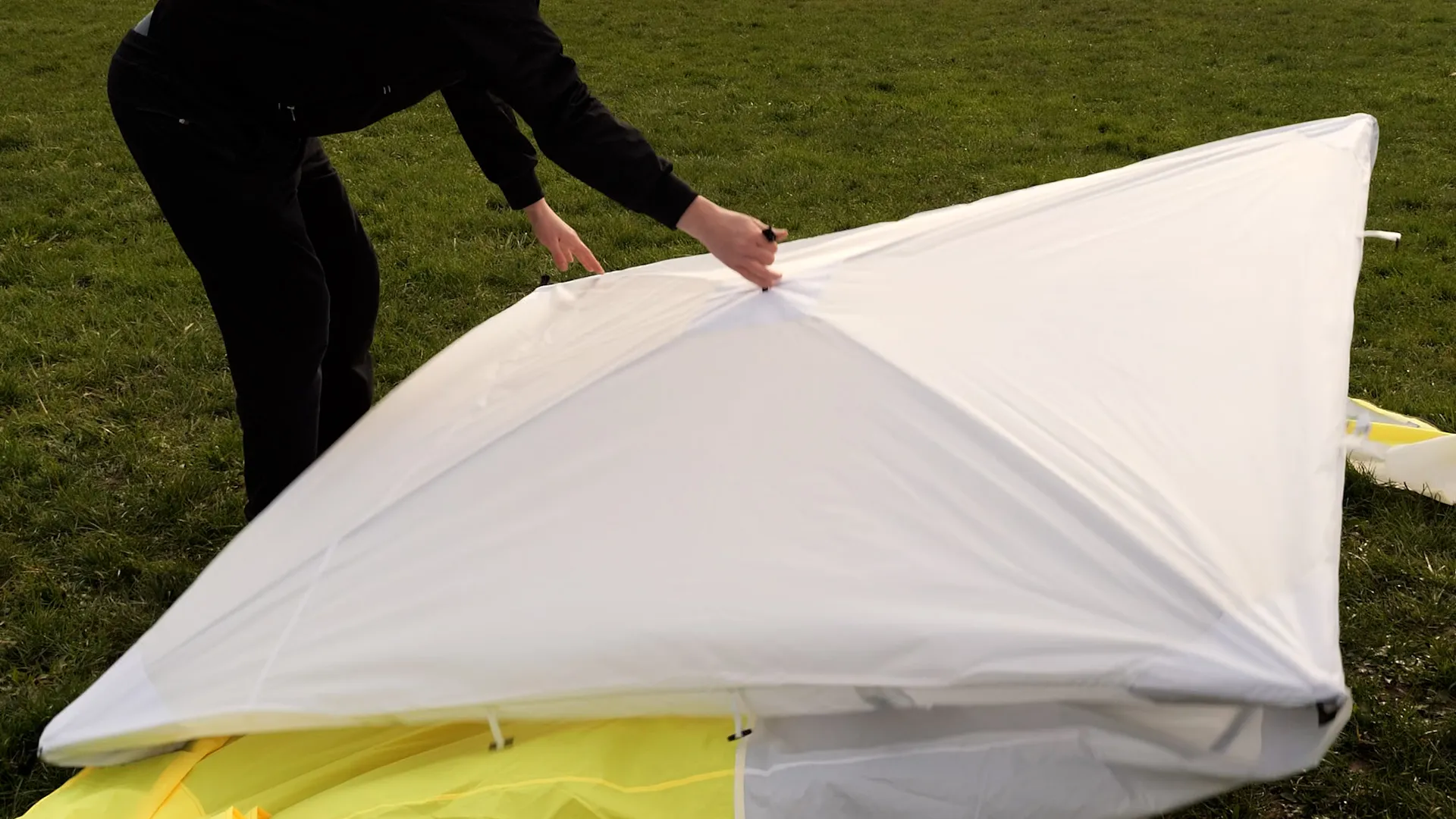 Déploiement d'une tente pop-up chantier