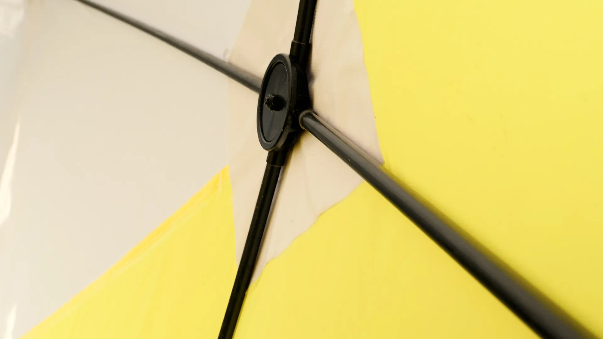 Détail de l'armature d'une tente de chantier